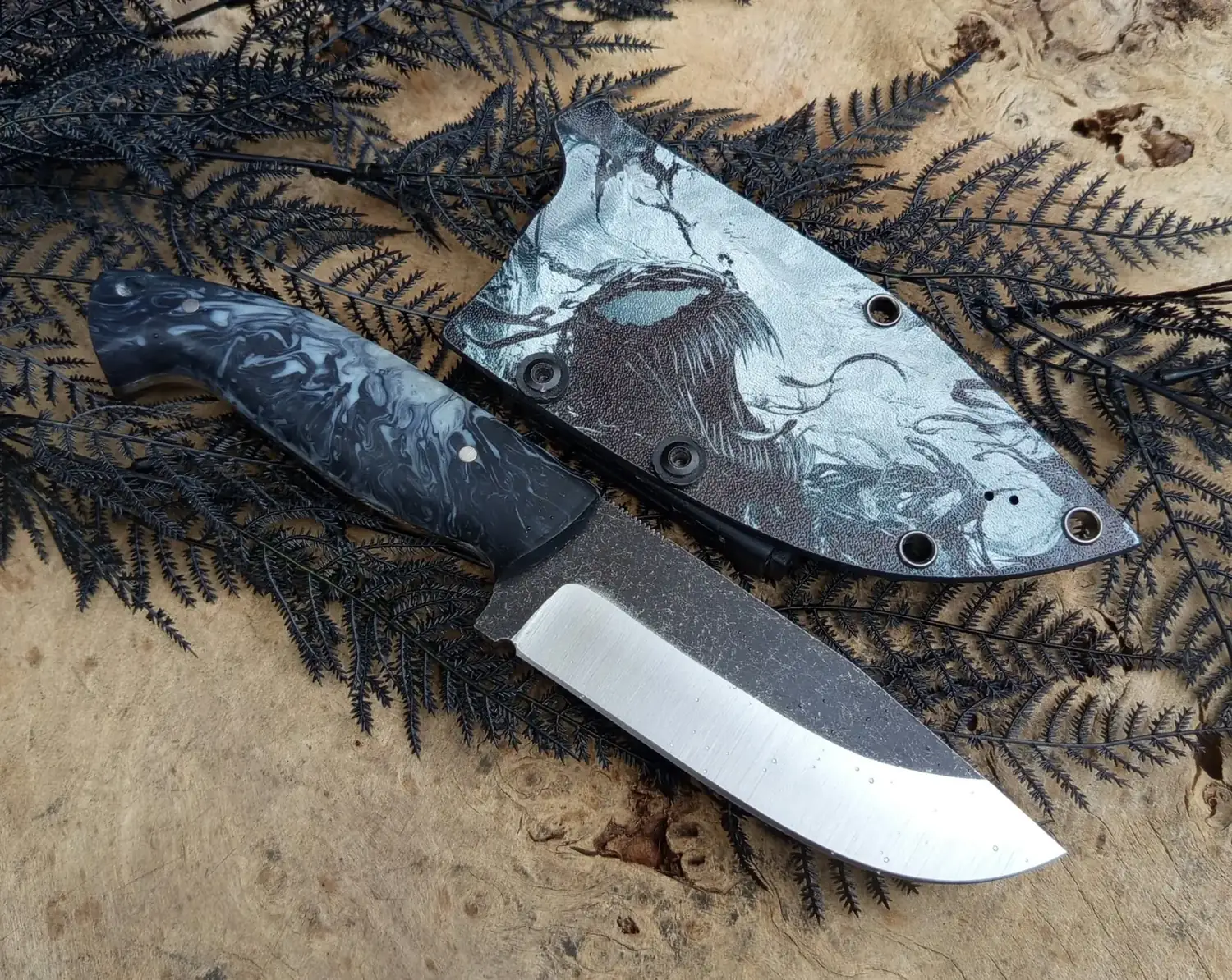 Buszek w komplecie z pochwą kydex z motywem Venom: ręcznie robiony nóż custom z manufaktury Wojsart